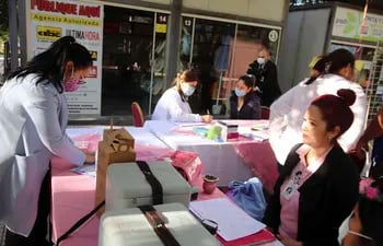 Hasta el mediodía de hoy martes 4 de octubre, en la Plaza de la Justicia, barrio sajonia de Asunción, estarán con los servicios médicos gratuitos a través de los móviles de Ciudad Mujer Móvil.