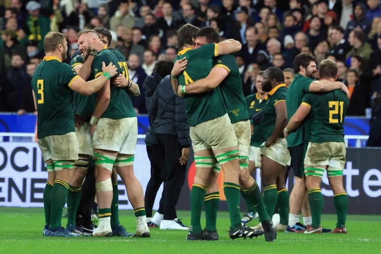 Los jugadores de Sudáfrica se abrazan mientras celebran su victoria al final de la final de la Copa Mundial de Rugby Francia 2023 entre Nueva Zelanda y Sudáfrica en el Stade de France en Saint-Denis, en las afueras de París, el 28 de octubre de 2023.