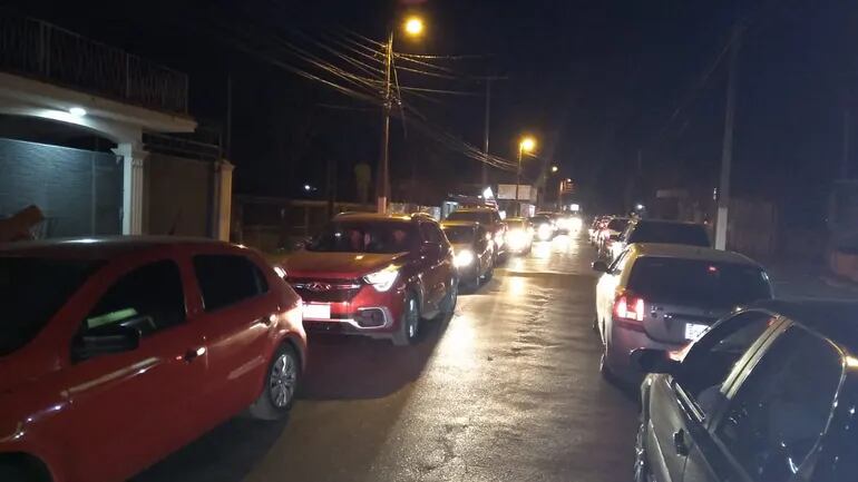 La situación en las calles adyacentes del autódromo Rubén Dumot es un caos a raíz de la desorganización en la zona externa del vacunatorio.