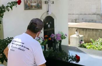 Don Fidelino “Ino” Quintana observa la tumba de su hijo Rodrigo, joven dirigente liberal asesinado el 1 de abril de 2017.