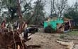 Un enorme árbol  caído y una precaria vivienda destruida tras fuerte temporal en Caaguazú