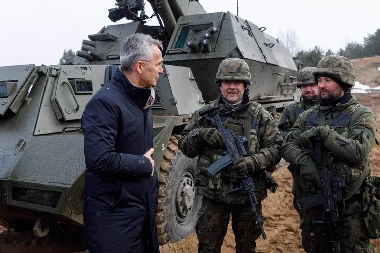 El secretario general de la OTAN, Jens Stoltenberg, durante una visita a la base militar de la alianza, ubicada en el noreste de Riga, Letonia.