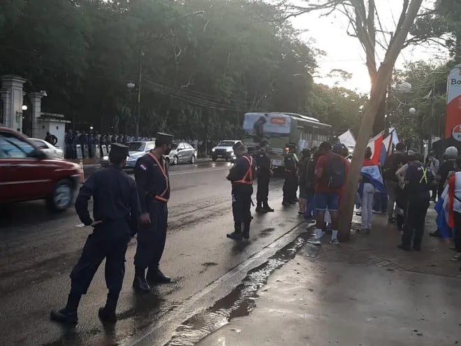 Manifestación frente a Mburivicha Roga en reclamo contra cuestionados referentes en torno a la renegociación del tratado de Itaipú.