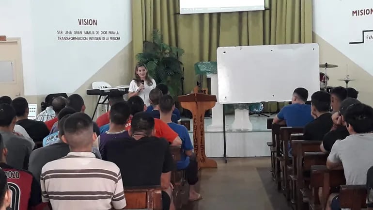 La árbitra Zulma Quiñones dando su charla sobre arbitraje en el fútbol, dentro del programa de formación a los internos.