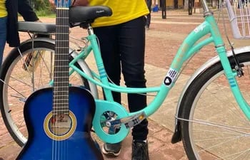 Una de las alumnas del Conservatorio de Músicas Ha Che Valle de San Juan Bautista, quien recibió la bicicleta.