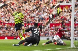 Manchester (United Kingdom), 12/05/2024.- Leandro Trossard of Arsenal (L) scores the 0-1 goal against goalkeeper Andre Onana of Manchester United (C) during the English Premier League soccer match between Manchester United and Arsenal in Manchester, Britain, 12 May 2024. (Reino Unido) EFE/EPA/PETER POWELL EDITORIAL USE ONLY. No use with unauthorized audio, video, data, fixture lists, club/league logos, 'live' services or NFTs. Online in-match use limited to 120 images, no video emulation. No use in betting, games or single club/league/player publications.
