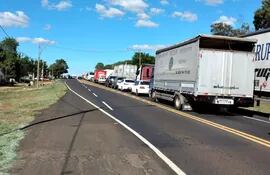 Camioneros de Misiones están apostados al costado de la Ruta PY01, Mariscal López, en el cruce Santa María, distrito de San Ignacio. No hay cierre de ruta. (Archivo).