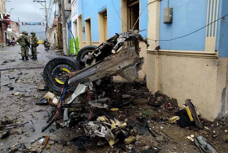 Fotografía cedida por la Alcaldía de Corinto que muestra los destrozos causados por la explosión de un vehículo bomba frente a la Alcaldía del municipio, hoy en Corinto (Colombia).