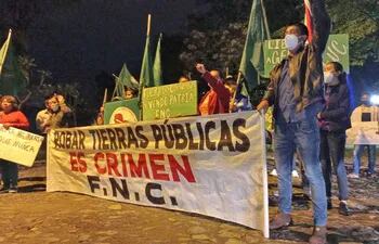 Escrache de la FNC a Fidel Zavala. El argumento para la postergación del proyecto de ley para aumentar las penas a los invasores de tierra es que la modificación del Código Penal necesita un profundo análisis y un mayor debate.