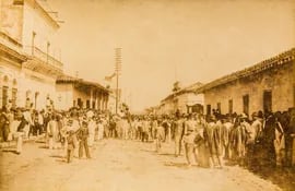 Intenso ajetreo en las calles de Asunción a fines del siglo XIX. Probablemente durante la asunción del gobierno del presidente Juan B. Egusquiza. Colección de Juan Alberto Migliore.