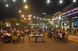 Las personas se adueñaron de las calles durante los días de feria gastronómica que busca reactivar la economía en  Encarnación.