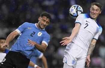 El mediocampista inglés Alfie Devine (d) salta en procura del balón con el defensor uruguayo Sebastián Boselli, durante el partido que ayer que ganaron los europeos.
