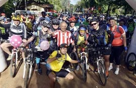el-hombre-record-lorenzo-prieto-albirroja-es-rodeado-por-los-ciclistas-organizadores-de-la-caravana-en-su-homenaje-que-consistio-en-un-recorrido-d-222422000000-1076413.jpg