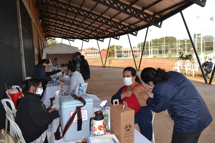 Prosigue la vacunación antiCOVID en el Polideportivo Municipal de San Juan Bautista, Misiones.