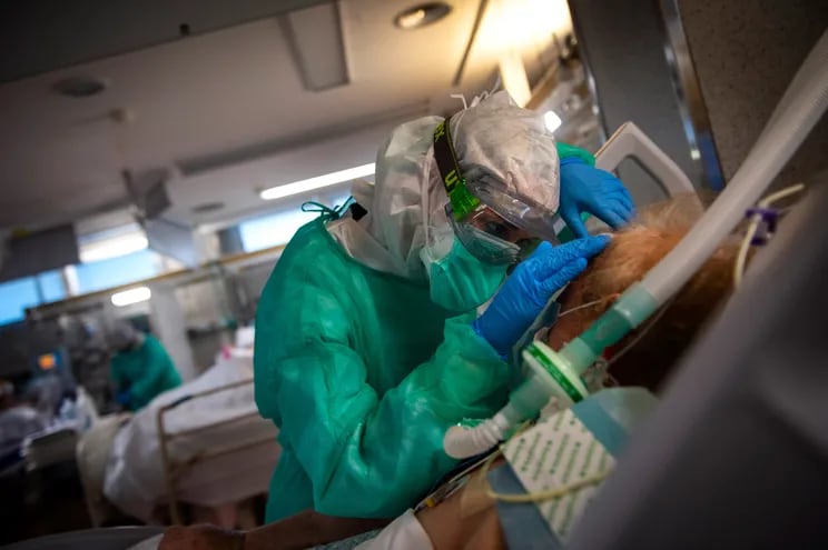 Un paciente con covid-19 es atendido en la unidad de terapia intensiva de un hospital en Vigo, España.