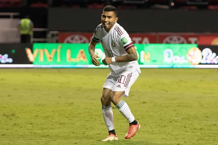 Orbelin Pineda celebra su gol para México