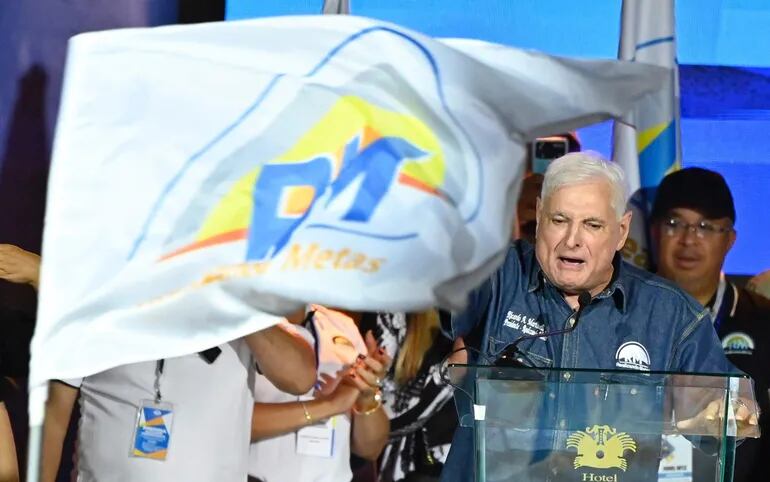 El expresidente de Panamá, Ricardo Martinelli, celebra su victoria en unas primarias de un partido fundado por él mismo, de cara a las elecciones generales de su país. (AFP)