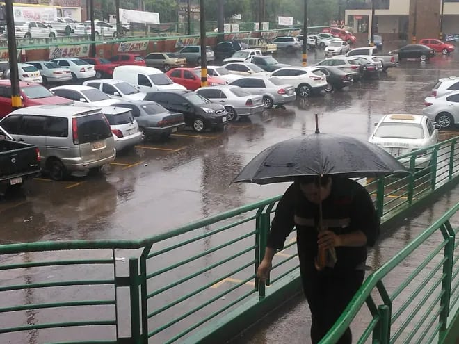 Una mansa lluvia cae en Itapúa.