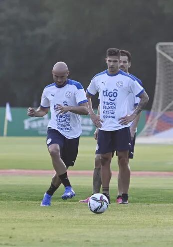Carlos González, Luis Amarilla y en el fondo Gastón Giménez, en la práctica  albirroja.