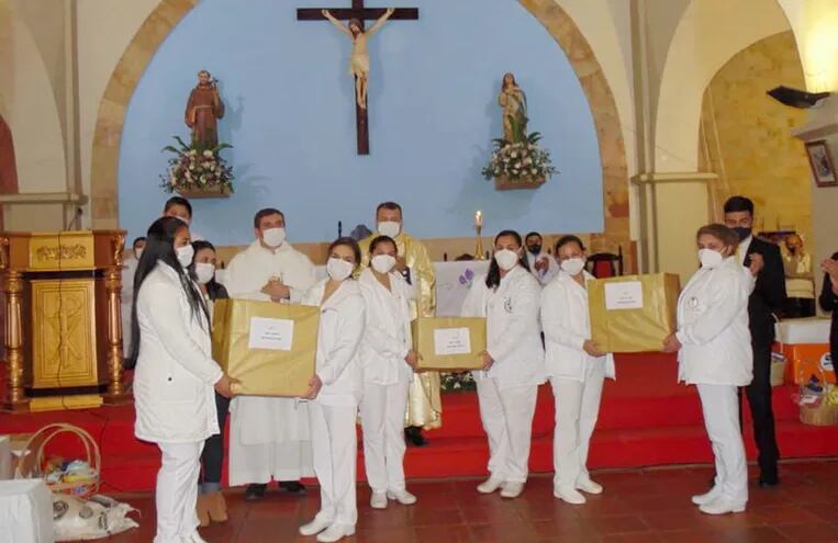 Enfermeras del Hospital Distrital de San Juan Nepomuceno entregan su ofrenda al protector espiritual de la comunidad.