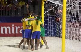 los-jugadores-de-brasil-celebran-la-victoria-ante-iran-en-el-mundial-de-futbol-playa-83231000000-603425.JPG