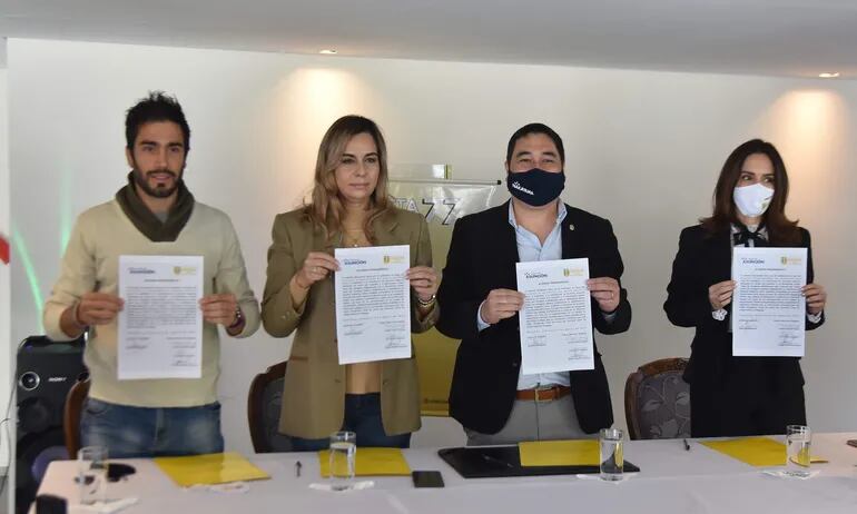José Chilavert, Ivonne Irigoitia, Eduardo Nakayama y Sandra Pasmor, tras firmar el acuerdo programático para Asunción.