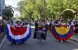 Además de los estudiantes de diversas instituciones educativas, varios grupos de asociaciones de extranjeros también fueron parte del desfile por los 485 años de la Fundación de Asunción.