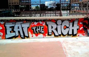 "Eat the rich", grafiti en Atenas, Grecia.