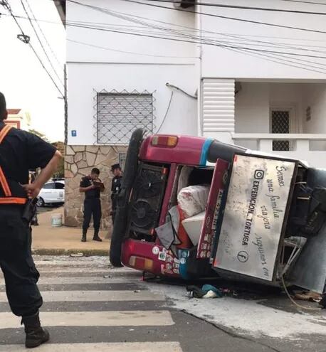 Una Kombi fue embestida por un bus de la línea 26 en Asunción y quedó serios daños materiales. Sus ocupantes salieron casi todos ilesos. (gentileza).
