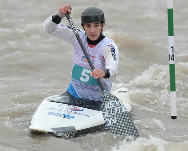 La atleta paraguaya Ana Paula Fernandes (26 años), en plena competencia en el río Aconcagua, avanzó a las semifinales del slalom.
