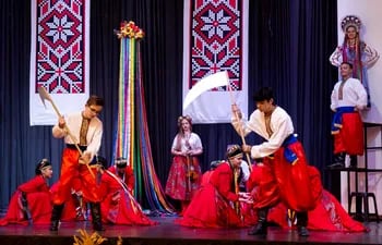 Con trajes tradicionales ucranianos este grupo de  bailarines  representa  una jornada de cosecha.
