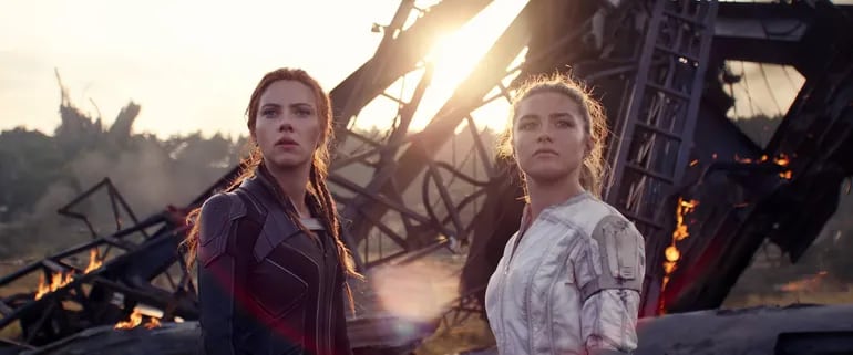 Scarlett Johansson y Florence Pugh en "Black Widow", disponible desde el viernes en Disney+.