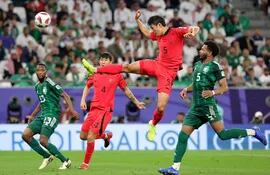 South Korea's midfielder #05 Park Yong-woo shoots but fails to score during the Qatar 2023 AFC Asian Cup football match between Saudi Arabia and South Korea at Education City Stadium in al-Rayyan, west of Doha, on January 30, 2024. (Photo by Giuseppe CACACE / AFP)