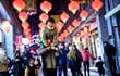 Personas con mascarillas caminan por la calle Qianmen en Beijing el 11 de febrero de 2021, antes del Año Nuevo Lunar, que marca el comienzo del Año del Buey el 12 de febrero.