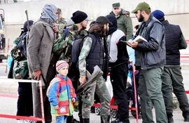 un-hombre-armado-y-su-familia-cuando-eran-evacuados-del-barrio-de-al-waer-homs-siria-el-08-de-abril-efe-225936000000-1575137.jpg