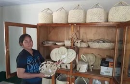 Aida Romero, artesana ishir, exhibe parte de los variados productos que elaboran en la comunidad Virgen Santísima en Fuerte Olimpo.