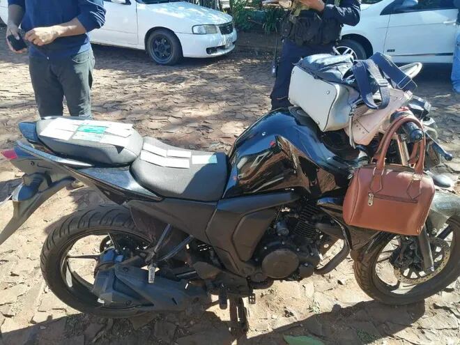 Además de la motocicleta, se encontraron documentos varios y carteras de presuntas víctimas de asaltos.