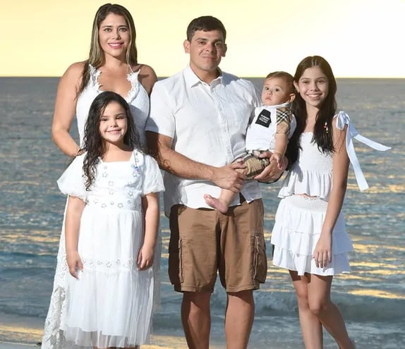 La exmodelo Gaby Mena y el empresario Christian Machuca con sus hijos Giulia, Joaquín y Anabella, en las playas de Jamaica.