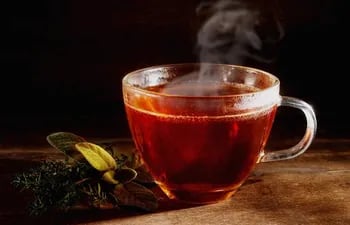 El té generalmente se considera saludable, especialmente el té verde, pero el té oolong no se ha estudiado tanto. Al igual que otros tés, el oolong contiene vitaminas, minerales y antioxidantes. Beber este té puede tener beneficios para la salud de los dientes, los huesos, el corazón y el cerebro,