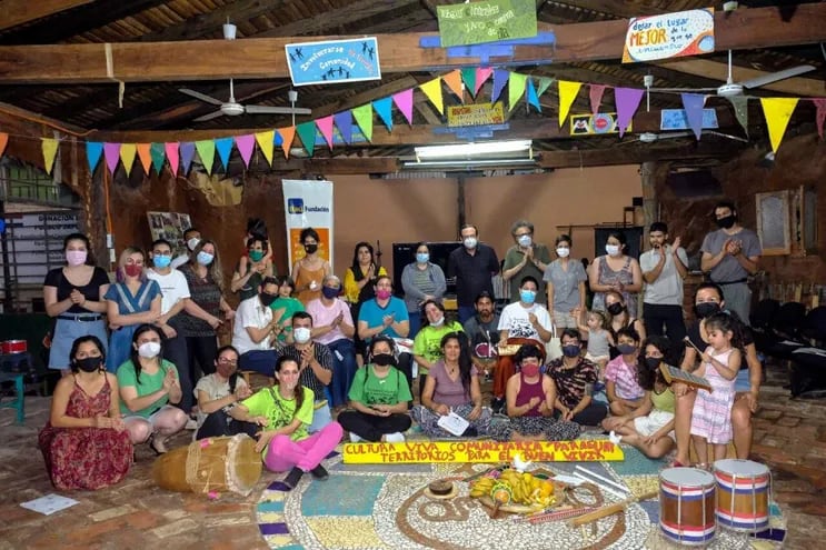 Imágenes de unos de los encuentros presenciales d elos talleres “Intercambios de Saberes para la Gestión Cultural Comunitaria”, en el local de El Cántaro ubicado en la ciudad de Areguá.