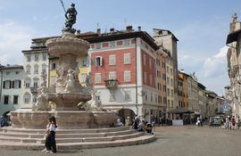 La Piazza Duomo, con la Fuente de Neptuno, es el centro natural de Trento. Foto: Florian Sanktjohanser/dpa