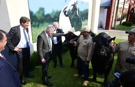 El viceministro de EE.UU. José Fernández; el presidente de la ARP, Pedro Galli; el embajador Marc Ostfield; entre otras importantes personalidades, en el local de la ARP, observando ganado de Paraguay.