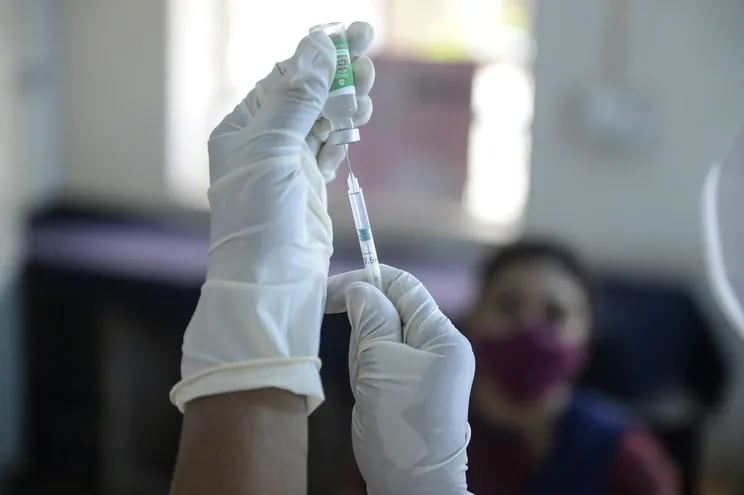 Una trabajadora de la salud se prepara para inocular a una colega con la vacuna contra el coronavirus en el Osmania Medical College, en Hyderabad.