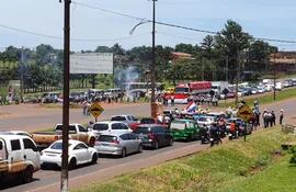 Los manifestantes realizan cierres intermitentes de la Ruta PY02 en Ciudad del Este.