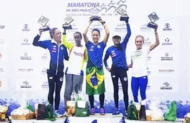carmen-martinez-primera-de-la-derecha-en-el-podio-del-maraton-de-so-paulo-brasil--230351000000-1698540.jpg