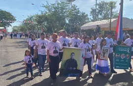 Familiares de Edelio Morínigo desfilaron esta mañana para exigir que el policía uniformado retorne a su hogar. También recordaron a Félix Urbieta y Oscar Denis.