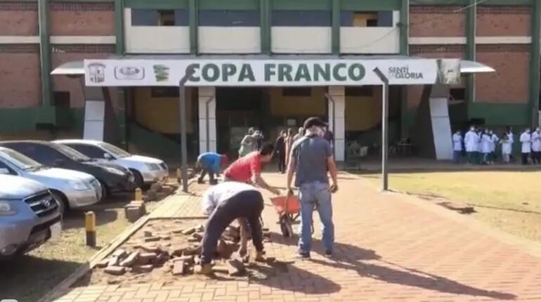 Los obreros municipales iniciaron este sábado las labores para el circuito del autovac en el polideportivo de Presidente Franco.