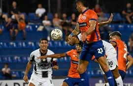Jugadores de Tacuary y 2 de mayo pelean por el balón en un partido por el torneo Apertura 2024 del fútbol paraguayo en el estadio Luis Alfonso Giagni, en Villa Elisa.