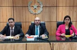 Los jueces, Fabio Aguilar, Serafín González   y Vitalia Duarte, durante el juicio oral y público.