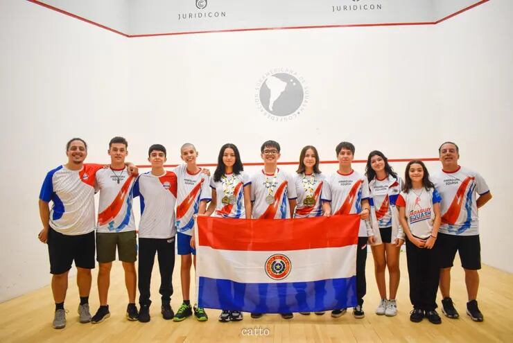 La delegación paraguaya de squash junior que logró conquistar cuatro medallas en Brasilia.
